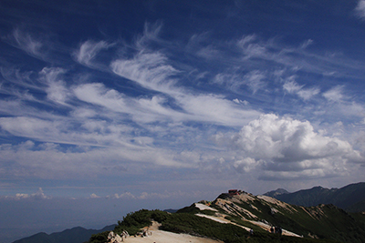 燕山荘上空に広がるかぎ状巻雲と積雲の写真