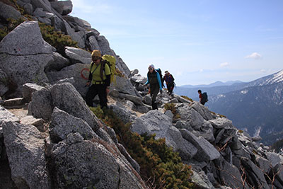 常念岳の岩場帯を登っている写真