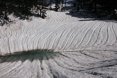 妖精の池と周囲の雪の模様の写真