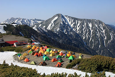蝶ヶ岳ヒュッテとテント場、常念岳、大天井岳の写真