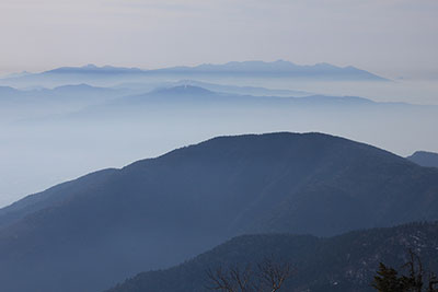 霧の上に見える八ヶ岳の写真