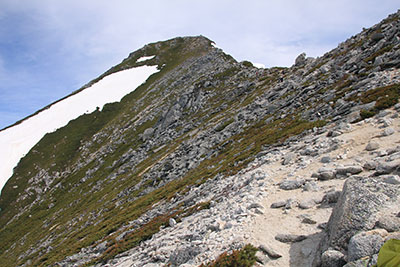 常念岳への登りから見た常念岳山頂の写真