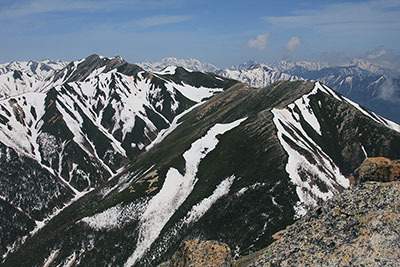 常念岳山頂から見た横通岳と大天井岳方面の写真
