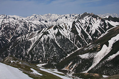 常念岳山頂から見た大天井岳、水晶岳、鷲羽岳、三俣蓮華岳方面の写真