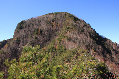 天狗山への登りから見た天狗山山頂の写真