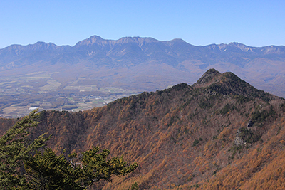 天狗山山頂から見た男山と八ヶ岳の写真
