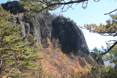 天狗山の下りから見た天狗山の岩壁の写真