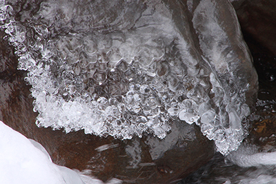 北沢の岩の上にできた氷の写真