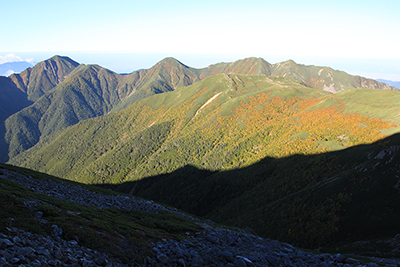 朝日を受けた兎岳、小兎岳、中盛丸山、大沢岳、百間平の写真