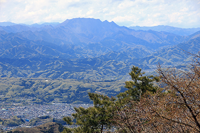 展望台から見た両神山の写真