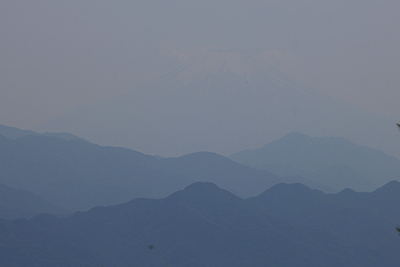 生藤山山頂からうっすら見えた富士山の写真