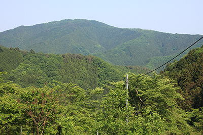 鎌沢休憩舎から見た陣馬山の写真