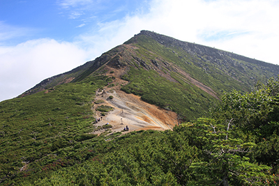 赤岩の頭から見た硫黄岳の写真