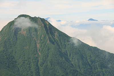阿弥陀岳とその右奥に見える北岳、塩見岳、甲斐駒ヶ岳の写真