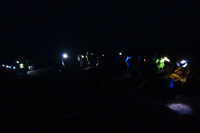 2日目の朝、ヘッドランプを付けて真っ暗な夜道を登っている写真