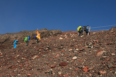九合五勺を過ぎ山頂への最後の登りをがんばる先頭のメンバーの写真