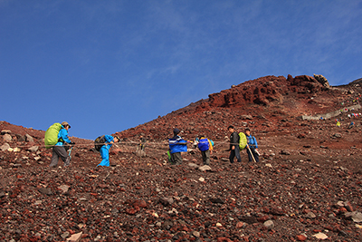 山頂直下を登る先頭グループの写真
