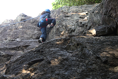 岩登り初体験のＪさんが女岩南面の３級ルートを登っている写真