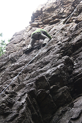 男岩南面のフェースを登るＫさんの写真