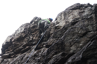 男岩南面のクラックを登り切ったＫさんの写真