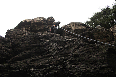 男岩南面のクラックを登り切ったＨさんの写真