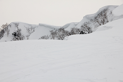 小遠見山への尾根にできた雪庇の写真