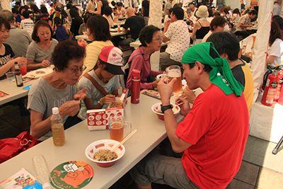 松本城に向かう途中、偶然立ち寄った松本サマーフェストで昼食を食べている写真
