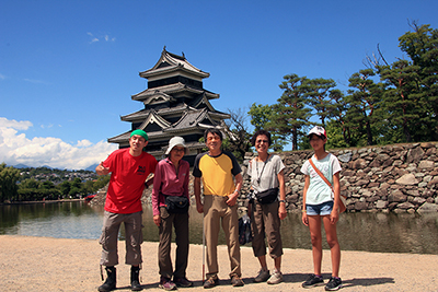 松本城を背にした集合写真