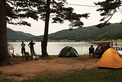 テントでキャンプしている人たちの写真