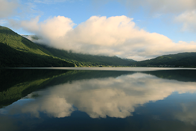 ２日目朝の雲を映す木崎湖の写真
