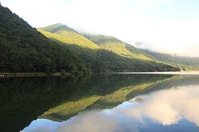 山を映す木崎湖の写真
