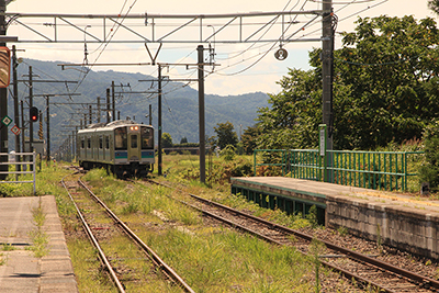 信濃木崎駅に入ってきた大糸線の電車の写真