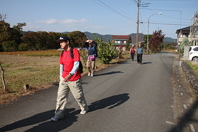 長瀞自然のみちに向かって舗装道路を歩いている写真