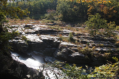長瀞自然のみちから見た岩畳と荒川の写真