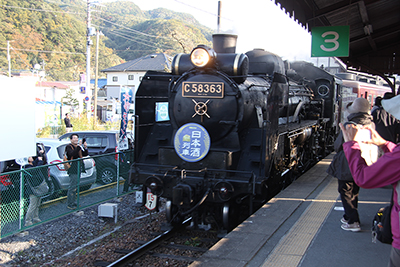 長瀞駅に入ってきたSL（C58）の写真