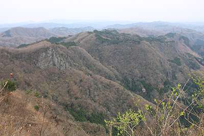 男体山山頂から見た南側の山並みの写真