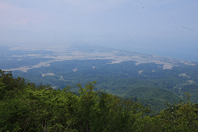 米山山頂から見た頸城平野・日本海方面の写真