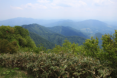 米山山頂から見た刈羽黒姫山と尾神岳の写真