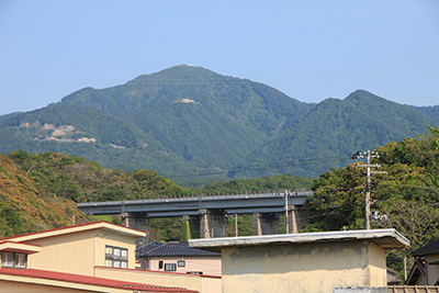 米山駅のホームから見た米山の写真
