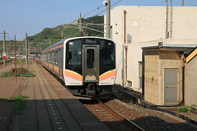 米山駅に入ってきた信越本線の電車の写真
