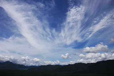 青木ヶ原樹海の上に広がる放射状雲の写真