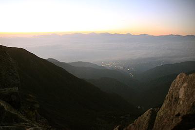 宝剣岳山頂から見た日の出前の南アルプスと富士山と駒ヶ根の町明かりの写真