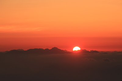 八ヶ岳の権現岳付近から登る御来光の写真