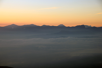 日の出直後の南アルプス（北岳、間ノ岳、農鳥岳、塩見岳）と富士山の写真
