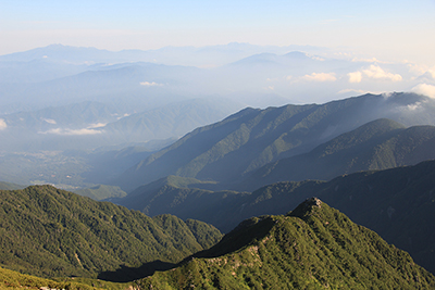 木曽駒ヶ岳山頂から見た北アルプスと乗鞍岳方面の写真