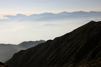 木曽駒ヶ岳山頂から見た南アルプス北部の写真