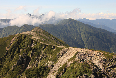 宝剣岳山頂から見た空木岳、南駒ヶ岳方面の写真