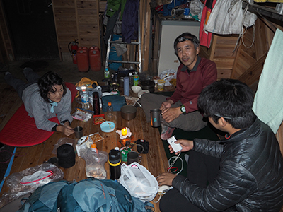 巻機山避難小屋で夕食中の写真
