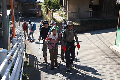 鳩ノ巣駅から急坂を登っている写真