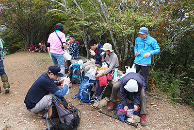 川苔山山頂で昼食中のメンバーの写真